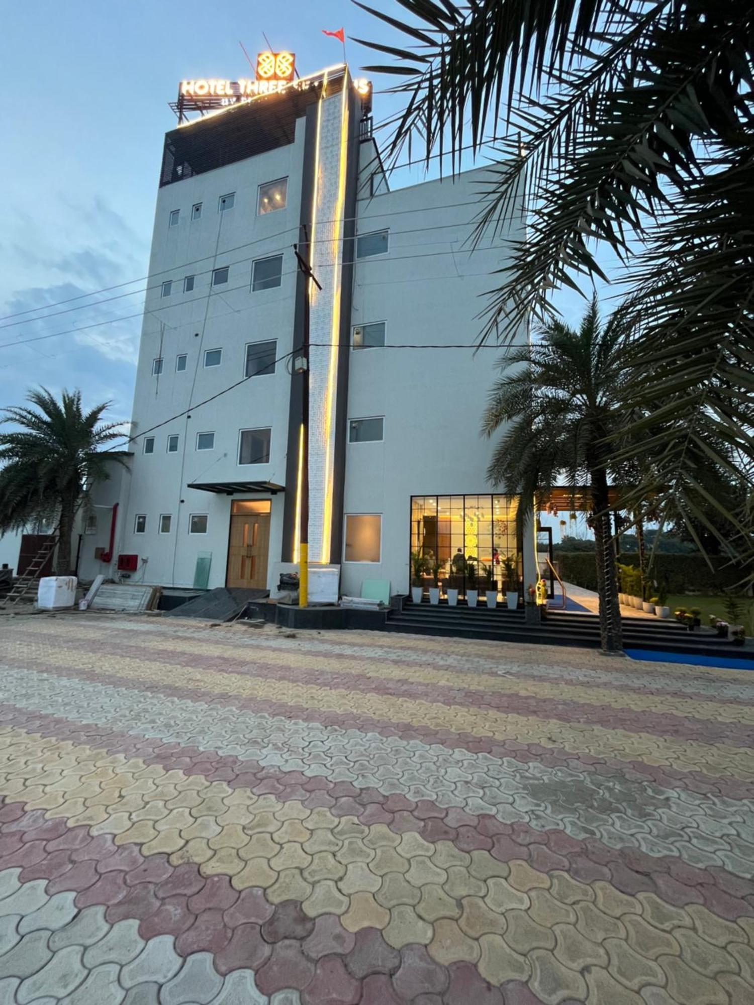 Hotel Three Seasons Vrindāvan Exterior foto