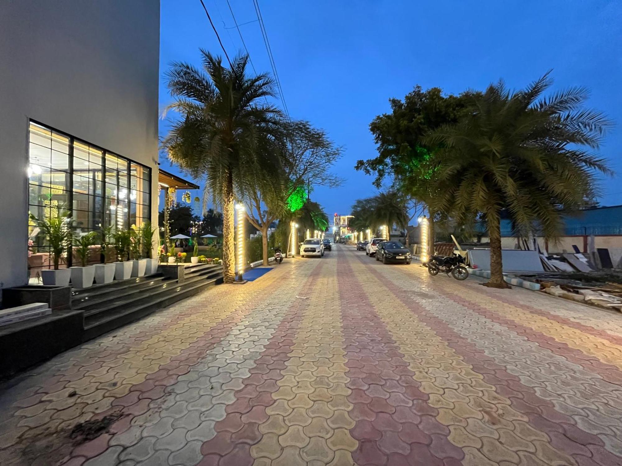 Hotel Three Seasons Vrindāvan Exterior foto