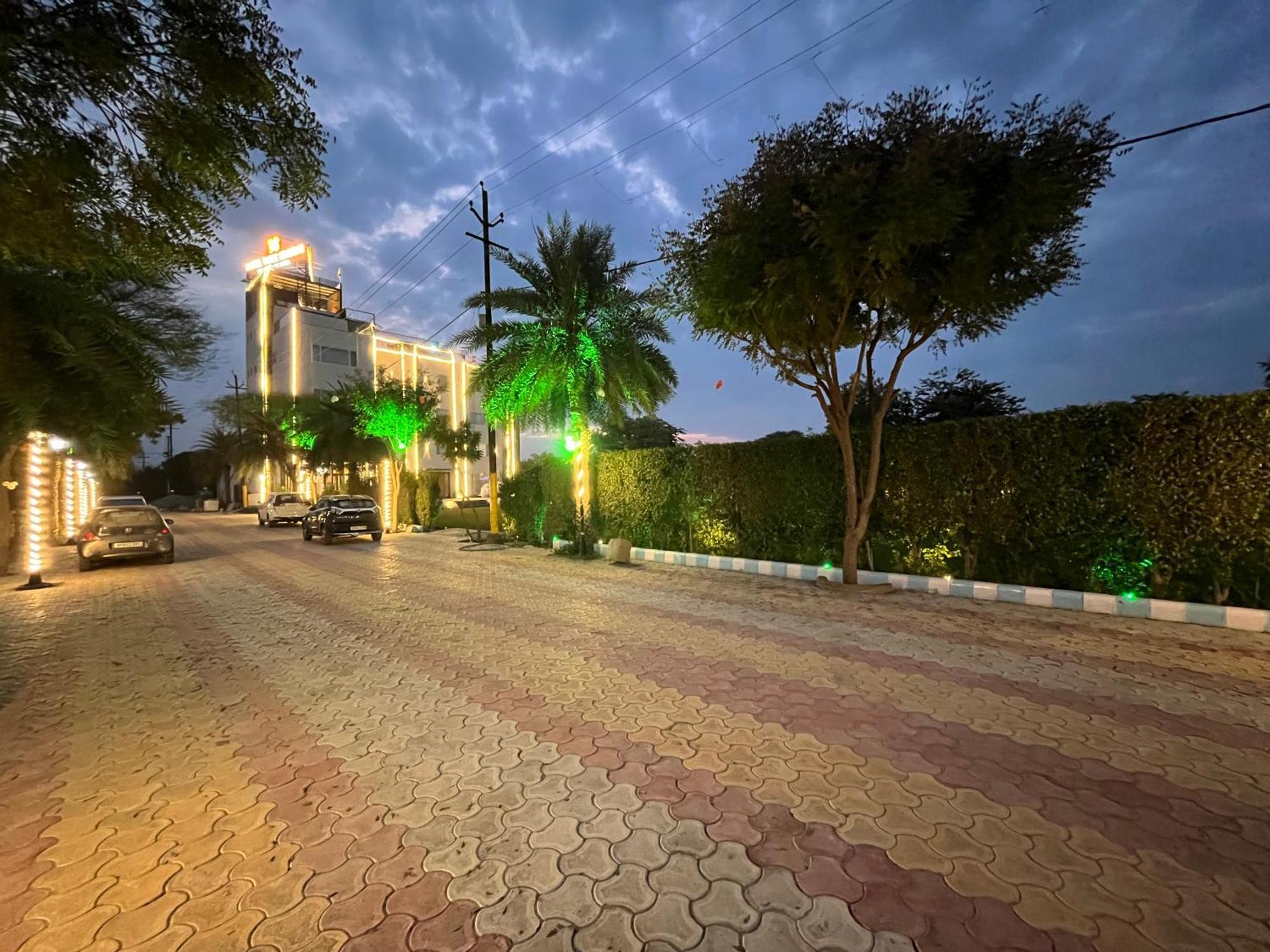 Hotel Three Seasons Vrindāvan Exterior foto