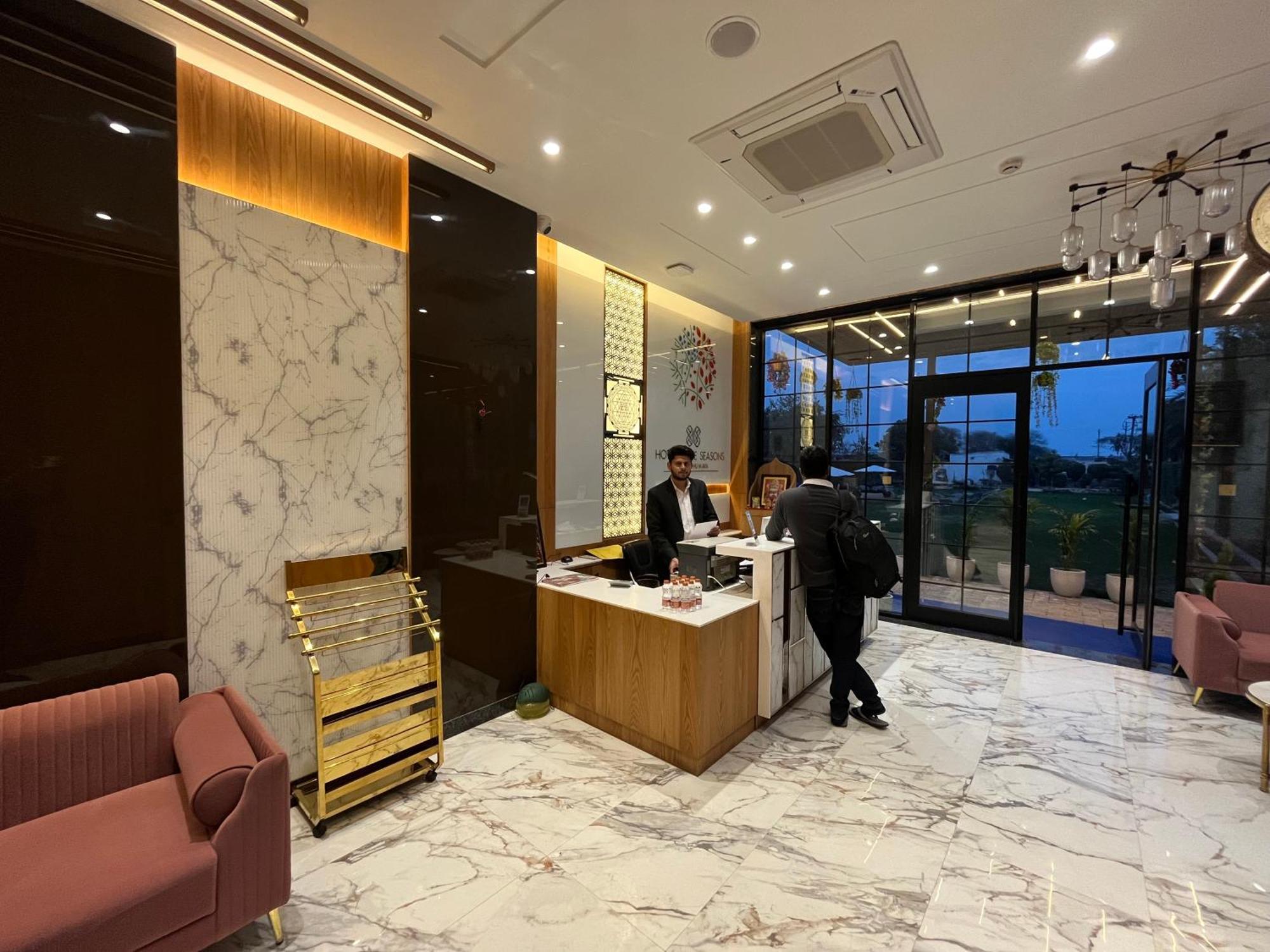 Hotel Three Seasons Vrindāvan Exterior foto