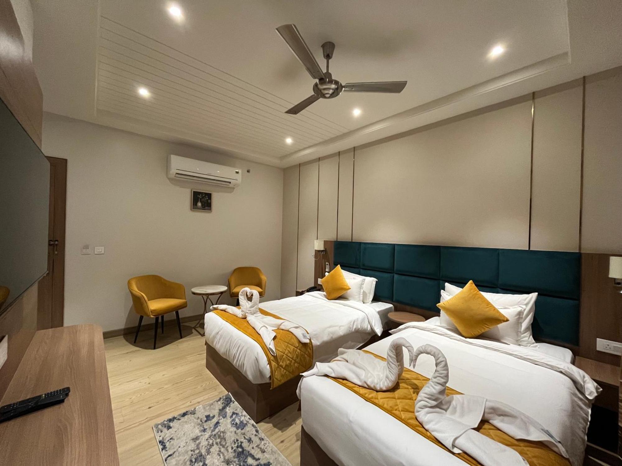 Hotel Three Seasons Vrindāvan Exterior foto