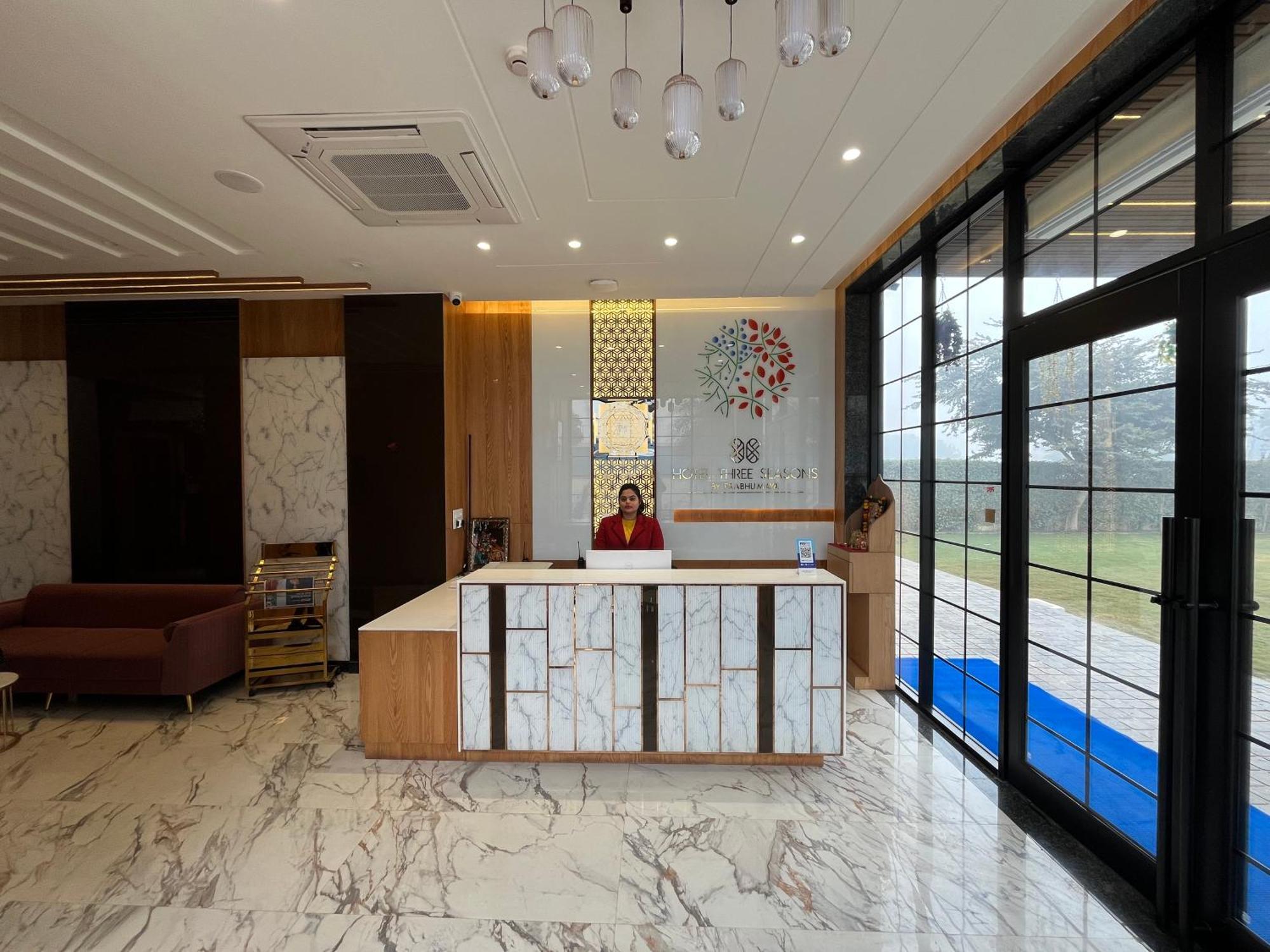 Hotel Three Seasons Vrindāvan Exterior foto