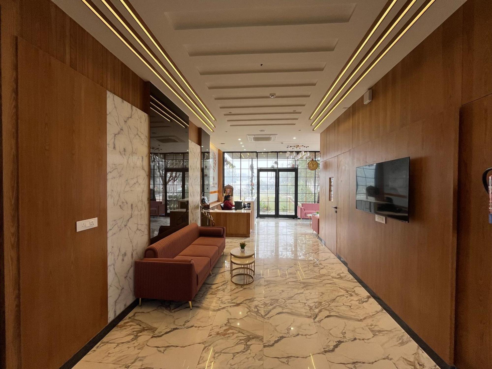 Hotel Three Seasons Vrindāvan Exterior foto