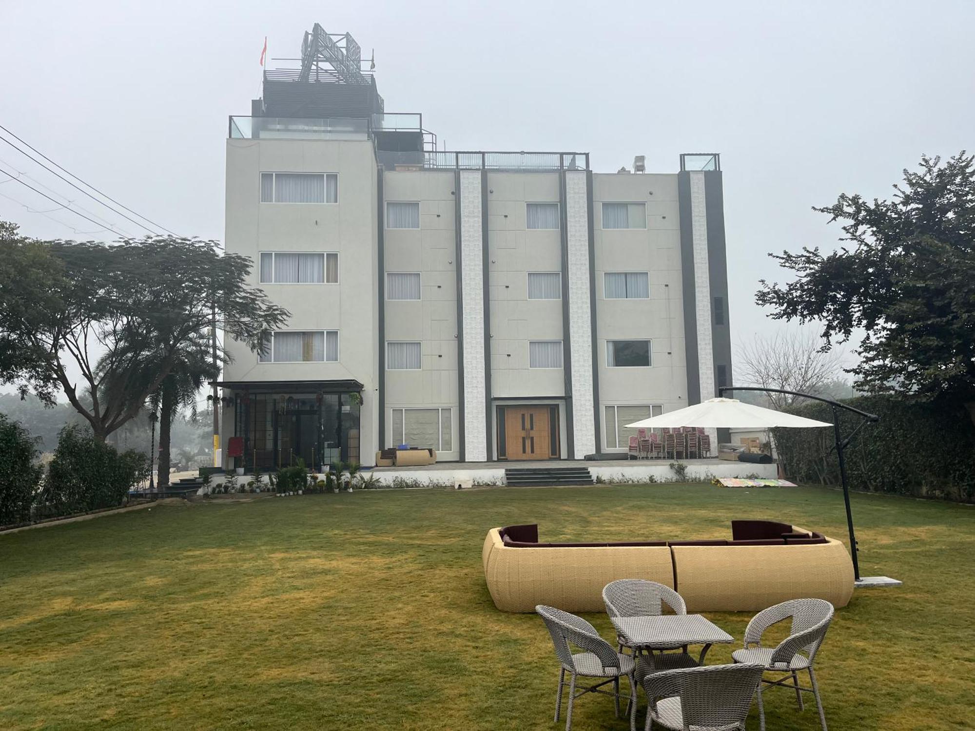 Hotel Three Seasons Vrindāvan Exterior foto