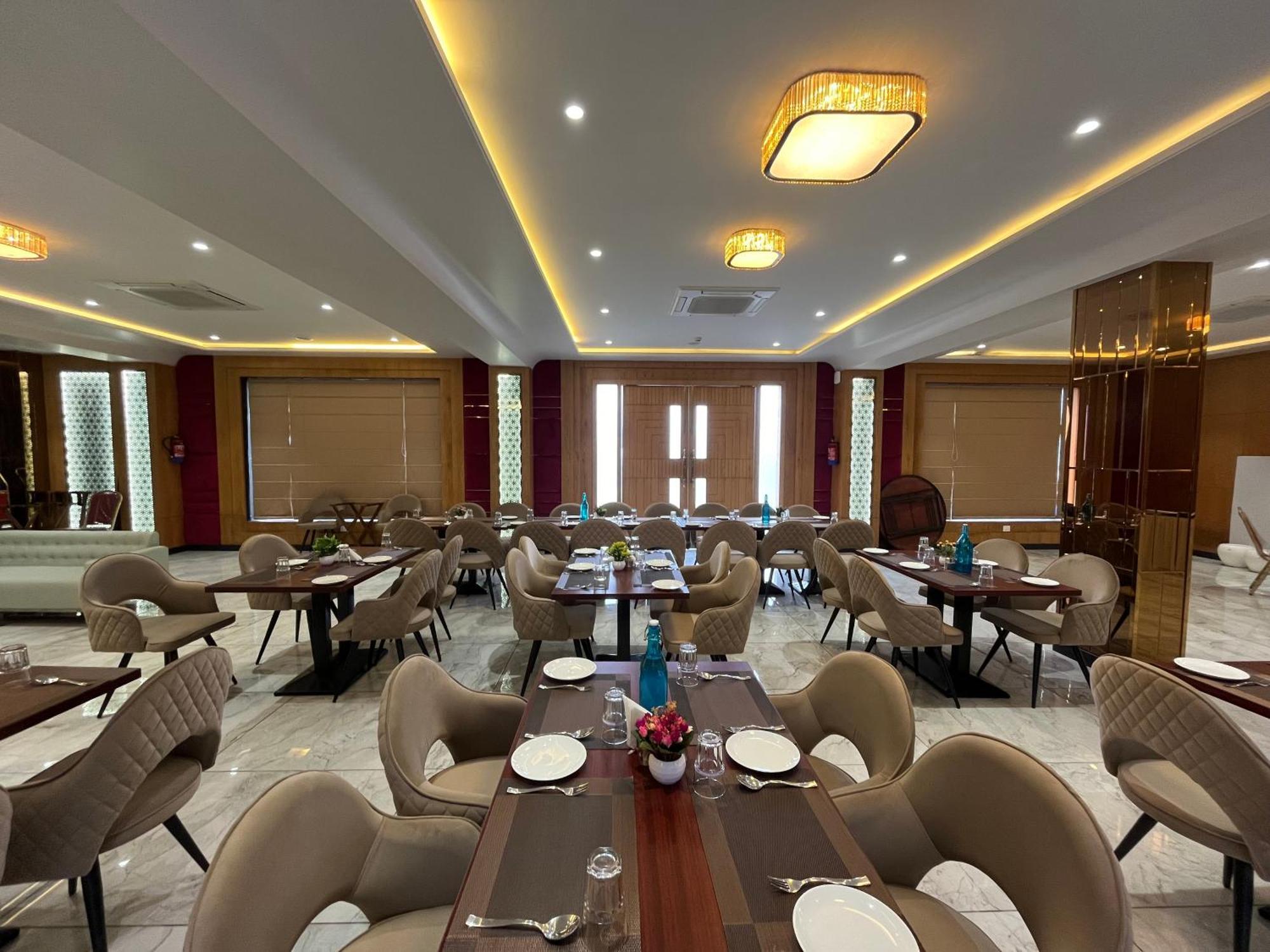 Hotel Three Seasons Vrindāvan Exterior foto
